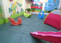 مهدکودک نیکو، دارای دو حیاط مجزا